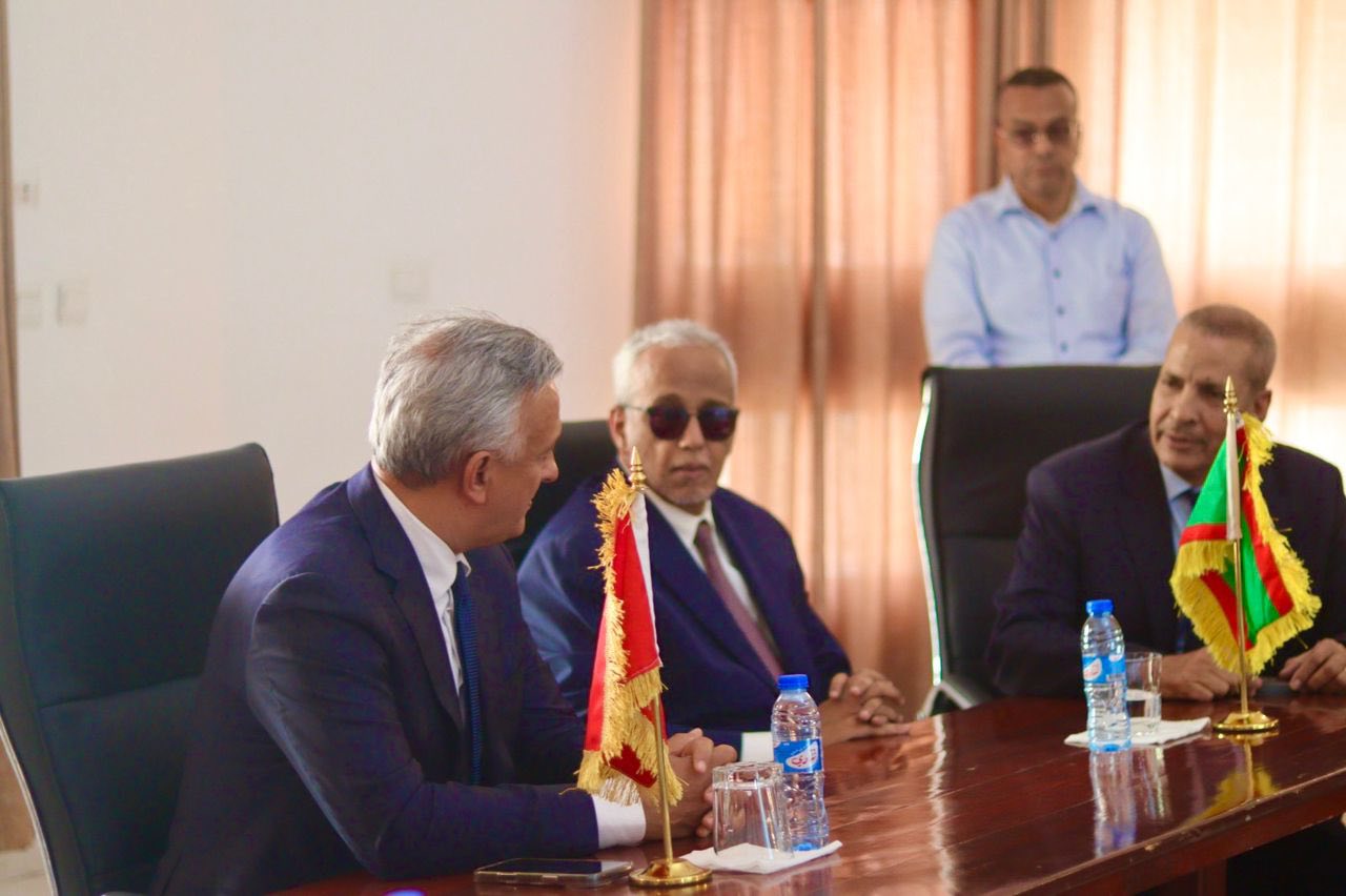 الوزير المنتدب لدى رئيس الحكومة المغربية المكلف بالاستثمار والالتقائية وتقييم السياسات العمومية يزور ميناء نواكشوط المستقل