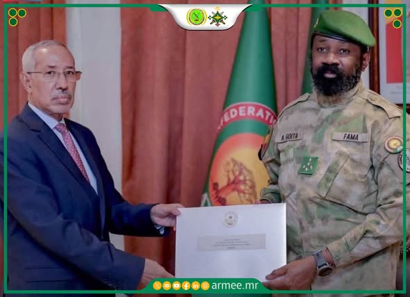 وزير الدفاع يسلم الرئيس المالي رسالة من الرئيس ولد الغزواني