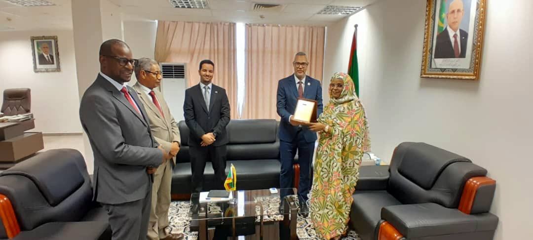 وزيرة الوظيفة العمومية والعمل تتسلم درع شركة كينروس تازيازت موريتانيا