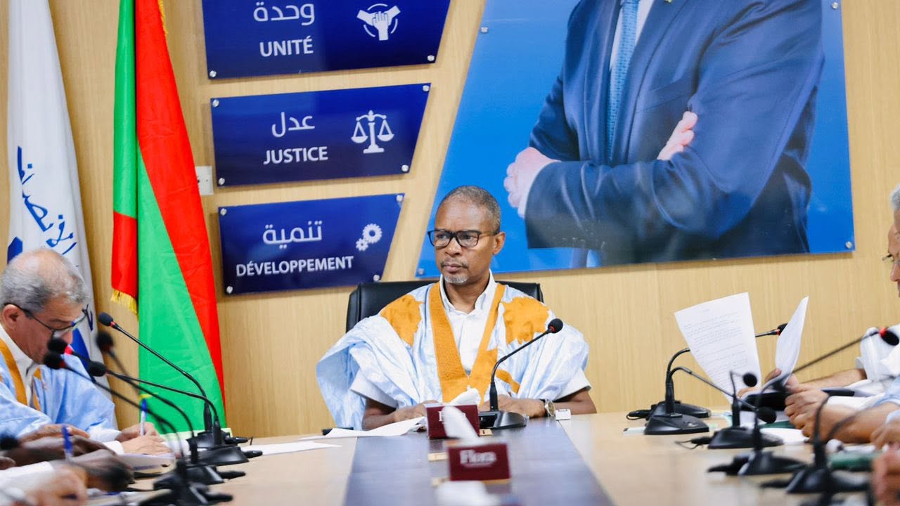 حزب الإنصاف يسلم منسق الحوار الرد الموحد المعتمد من طرف أحزاب الأغلبية