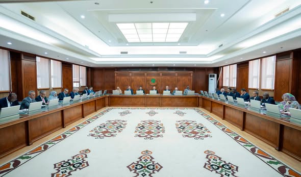 مجلس الوزراء يصادق على مشروع مرسوم يتعلق بنظام أجور الموظفين والوكلاء العقدويين للدولة ولمؤسساتها العمومية ذات الطابع الإداري
