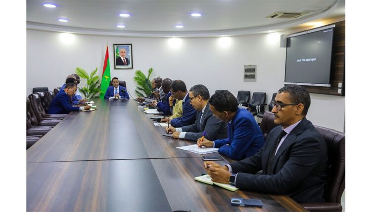 الوزير الأول يوجه بإعادة تأهيل محطتي التحويل الكهربائي في نواكشوط الشمالية والغربية وتطوير أداء “صوملك”