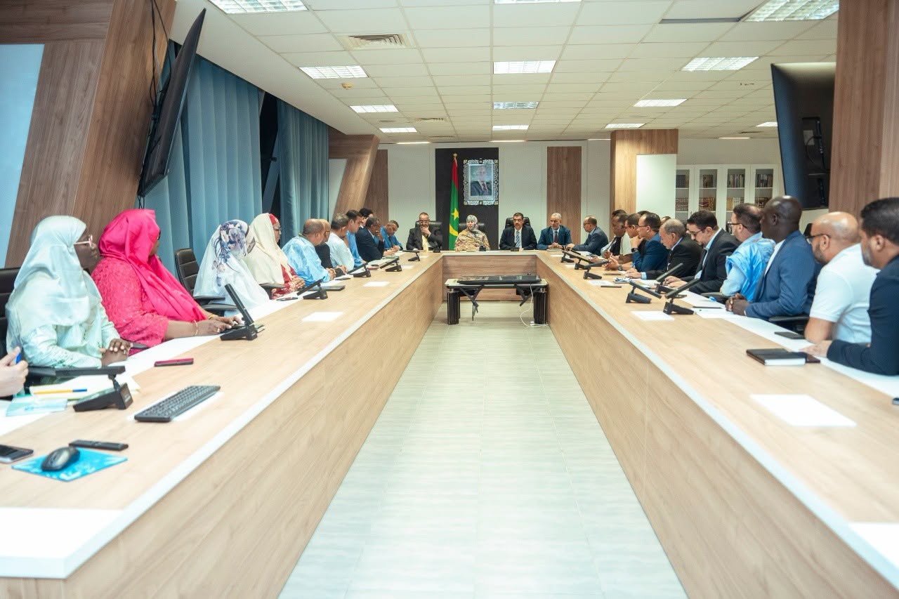 وزيرة الصحة الناها حمدي مكناس تجتمع بالأطباء الرئيسيين الذين تم انتقاؤهم لتسيير المراكز الصحية الجديدة