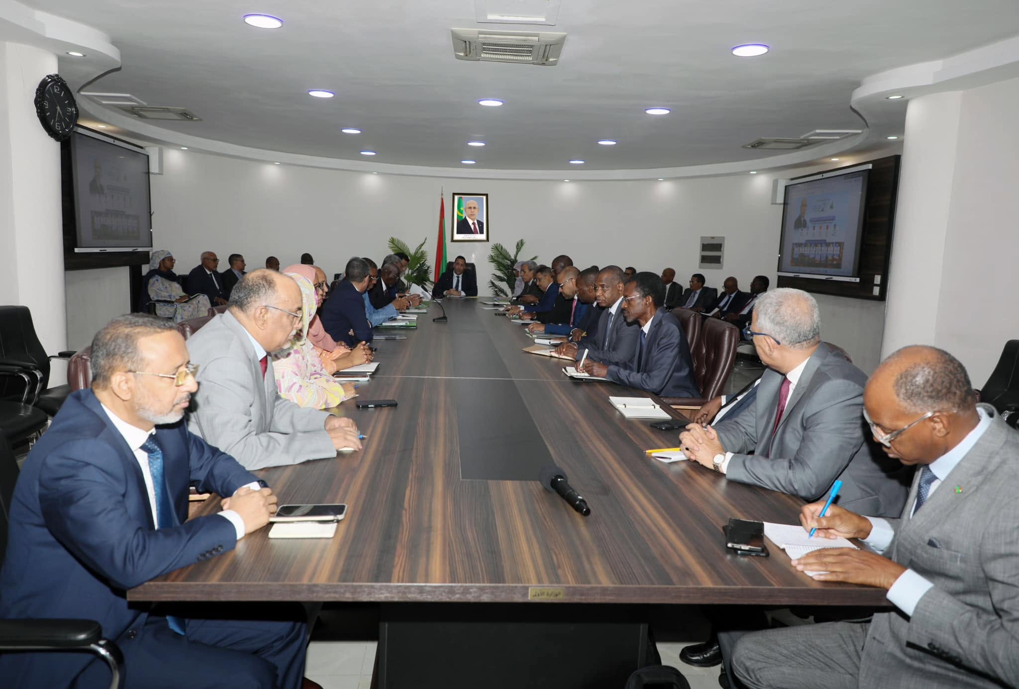 الوزير الأول يترأس اجتماعا لإطلاق البعثات الوزارية إلى الولايات الداخلية تحضيرا للمرحلة الثانية من البرنامج الاستعجالي للتنمية المحلية