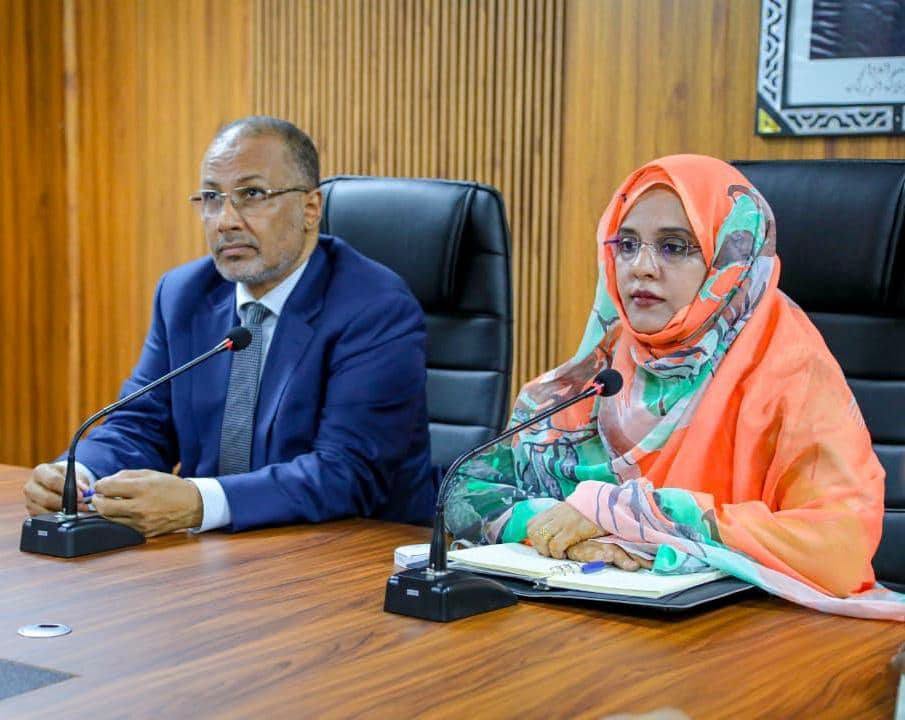 وزيرة التربية ورئيس الاتحاد الوطني لأرباب العمل الموريتانيين يجتمعون بالمكتب التنفيذي للجمعية المهنية للبنوك الموريتاني والأمناء العامين للنقابات الممثلة لأسلاك المدرسين لبحث سبل تحسين شروط التمويل لفائدة المدرسين والعاملين في قطاع التعليم